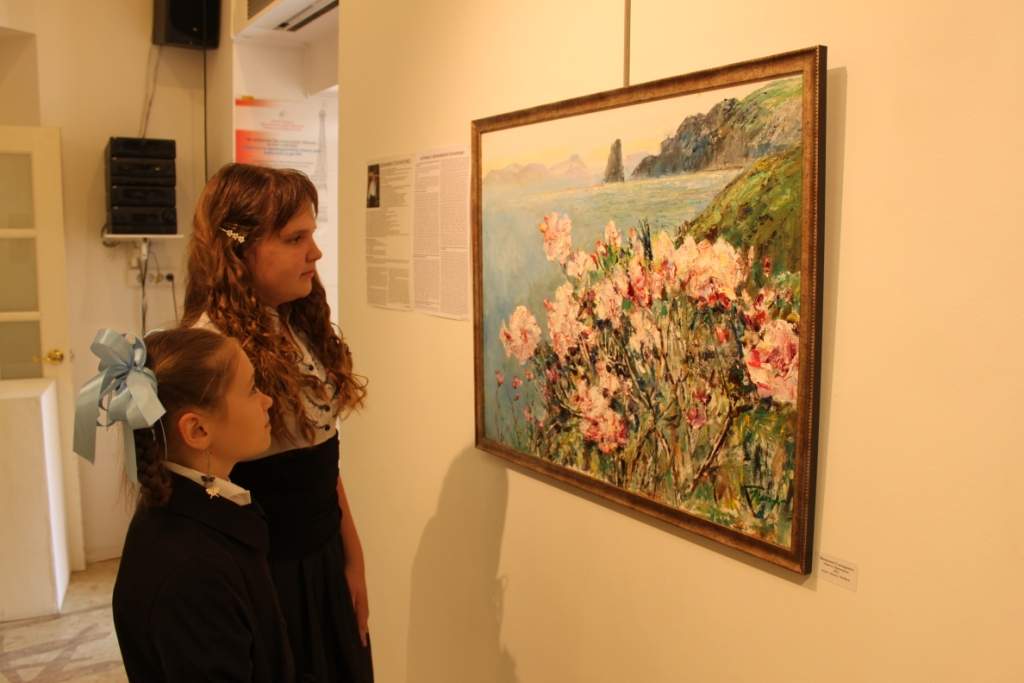 Учащиеся детской художественной школы познакомились с творчеством известного приморского художника Вениамина Гончаренко в картинной галерее 