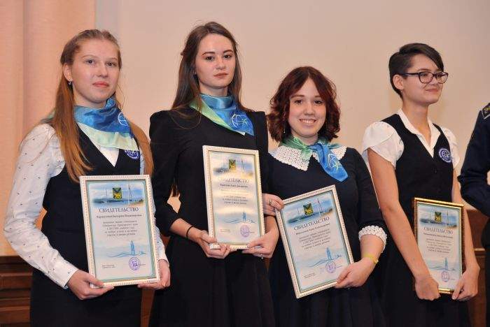 Ученики ШИОД ВГУЭС получили свидетельства стипендиатов губернатора Приморского края