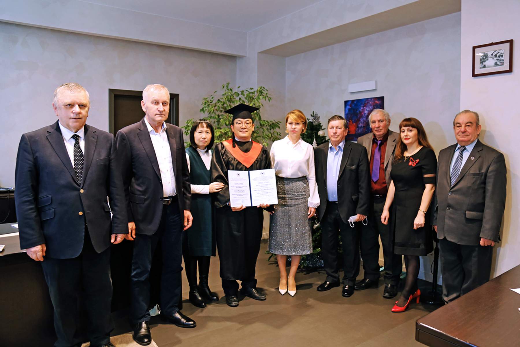 Первый выпуск PhD-программы во ВГУЭС: состоялось торжественное вручение дипломов иностранным выпускникам