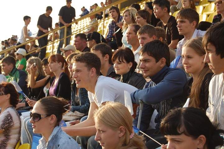 Болельщики из ВГУЭС поддержали участников футбольного матча «Меридианов Тихого»
