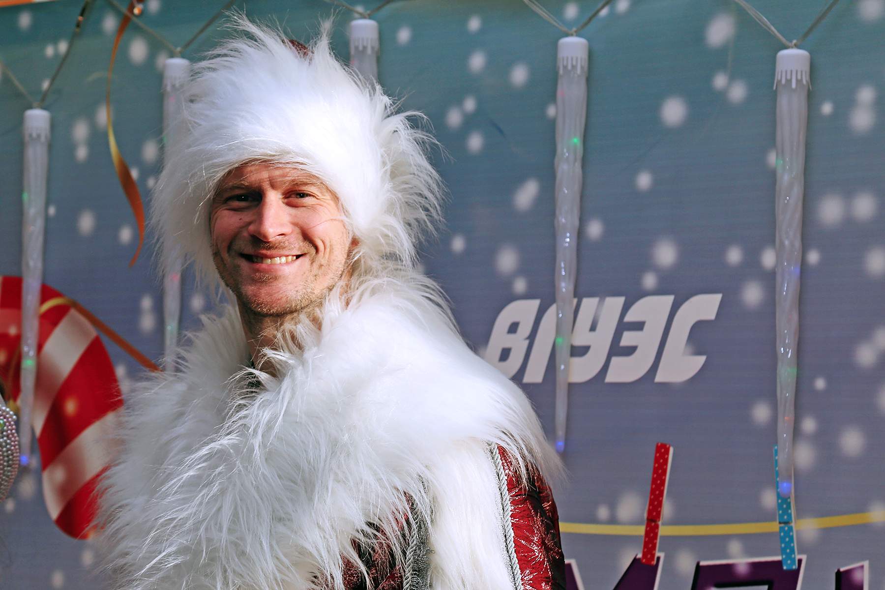 Альпинист в костюме Деда Мороза на горе. Альпинист в костюме Деда Мороза Эверест.