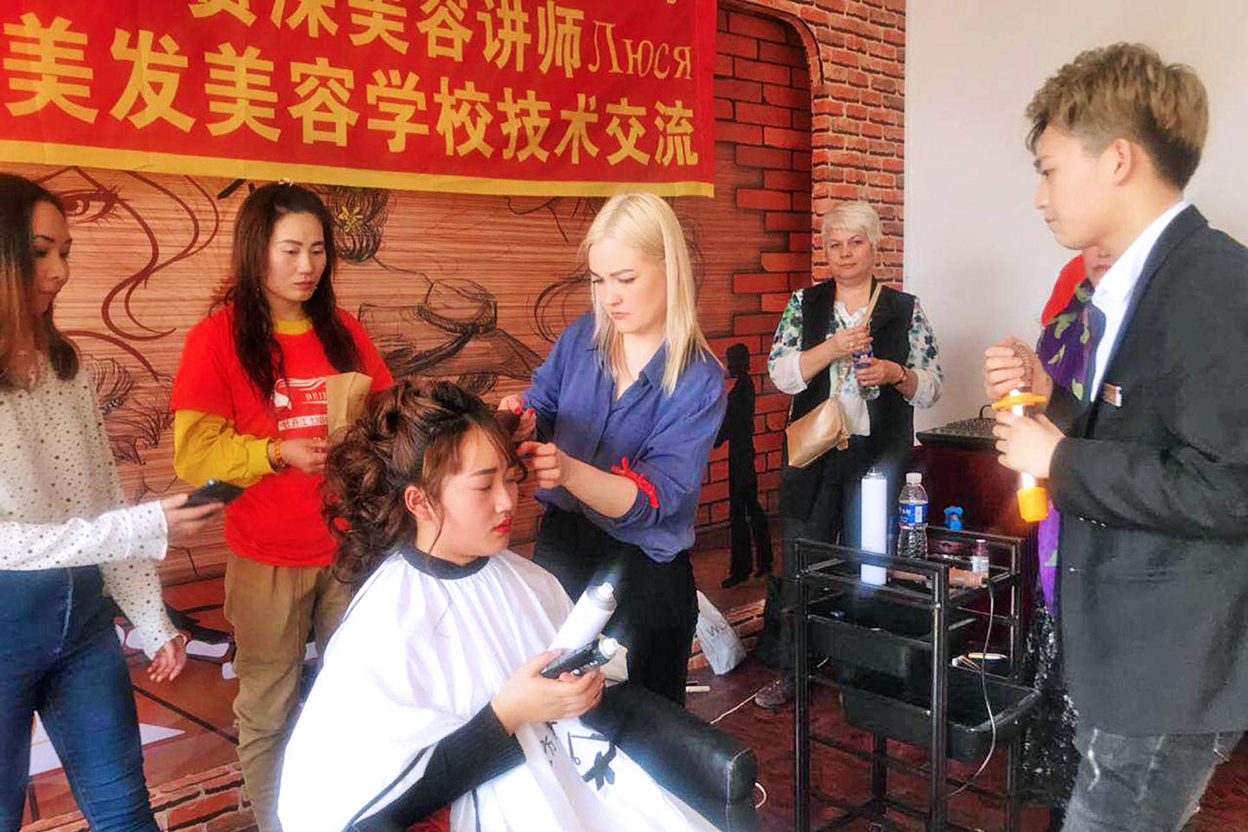 Переполненные аудитории. Как преподавателей колледжа индустрии моды и красоты ВГУЭС встретили в Китае