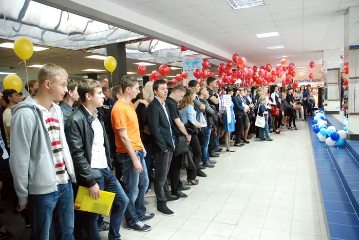 Торжественной линейкой открыли новый учебный год первокурсники ВГУЭС