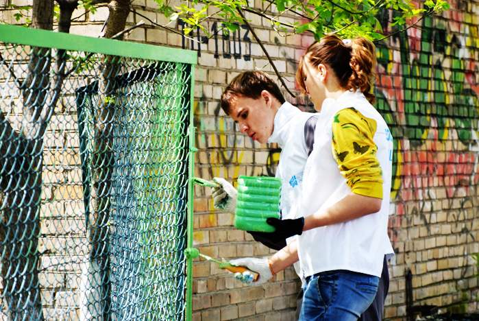 Волонтеры ВГУЭС облагораживают социальные объекты Владивостока