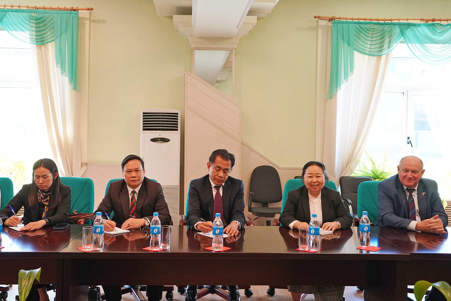 Чрезвычайный и Полномочный Посол Лаосской Народно-Демократической Республики Вилаван Йиапохэ встретилась со студентами ВВГУ из Лаоса