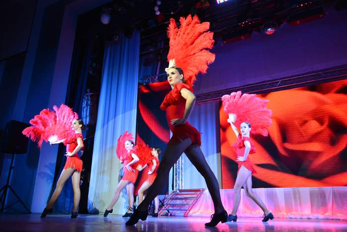 Во ВГУЭС прошел новогодний концерт для сотрудников «в стиле Лас-Вегас». Фоторепортаж