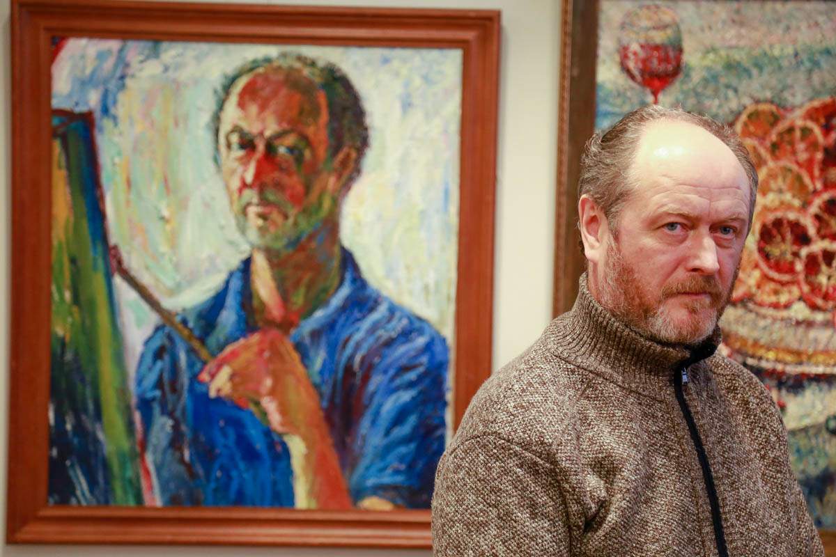 Творчество объединяет: мастер Олег Петухов и его ученики показали свои картины на выставке в музее ВГУЭС