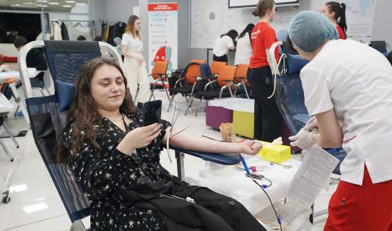 «Ведь мы можем спасти чью-то жизнь»: студенты ВВГУ стали донорами крови