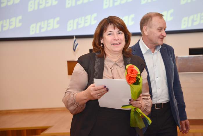 На заседании Ученого совета ректор Геннадий Лазарев наградил сотрудников ВГУЭС