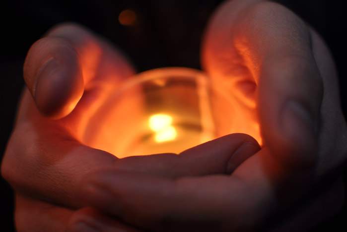 Ректор ВГУЭС Геннадий Лазарев вместе со своими студентами зажег свечу в память жертв трагических событий в Японии