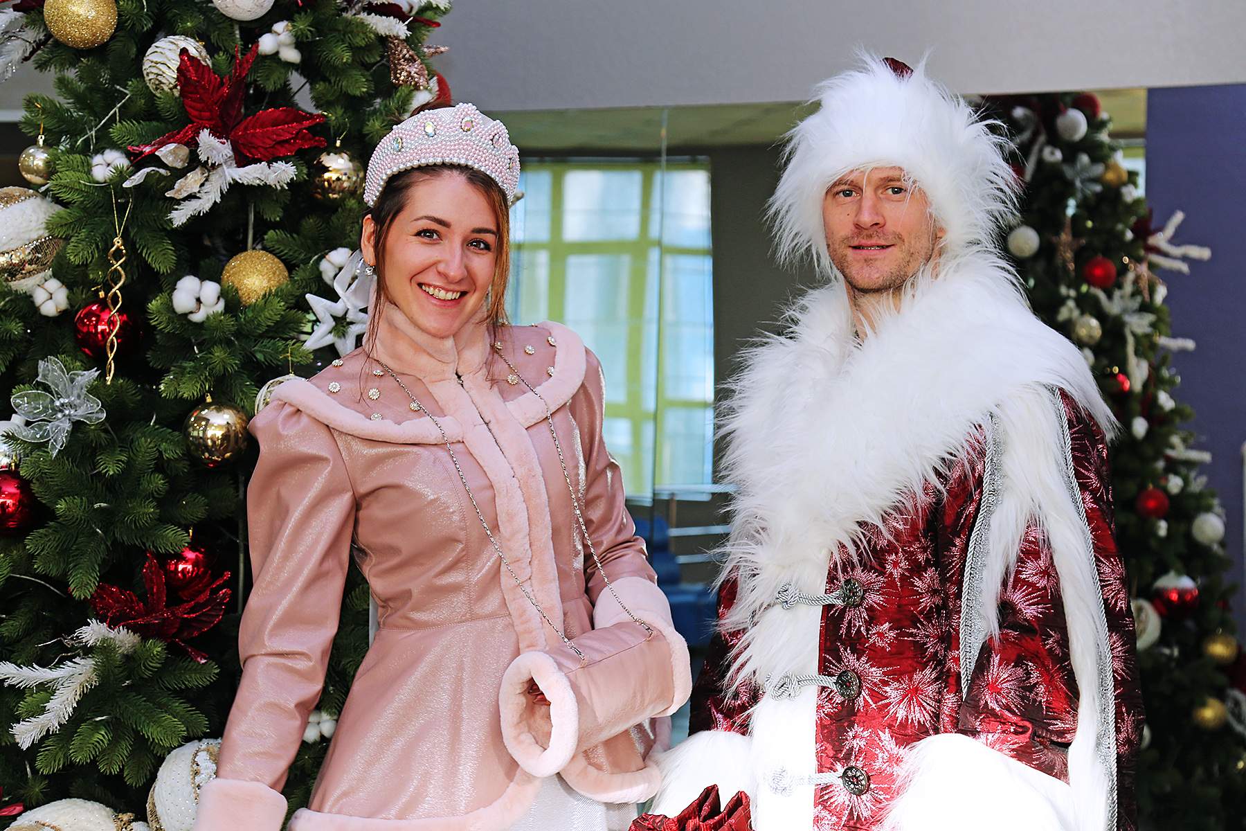Total New Year: Дед Мороз в Dolce&Gabbana и Снегурочка в Prada от студентов-дизайнеров ВГУЭС