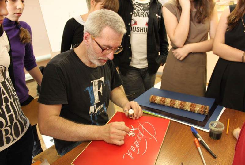 11 мая состоялась встреча учеников детской художественной школы  с  мастером каллиграфии  Дмитрием Рыжовым.
