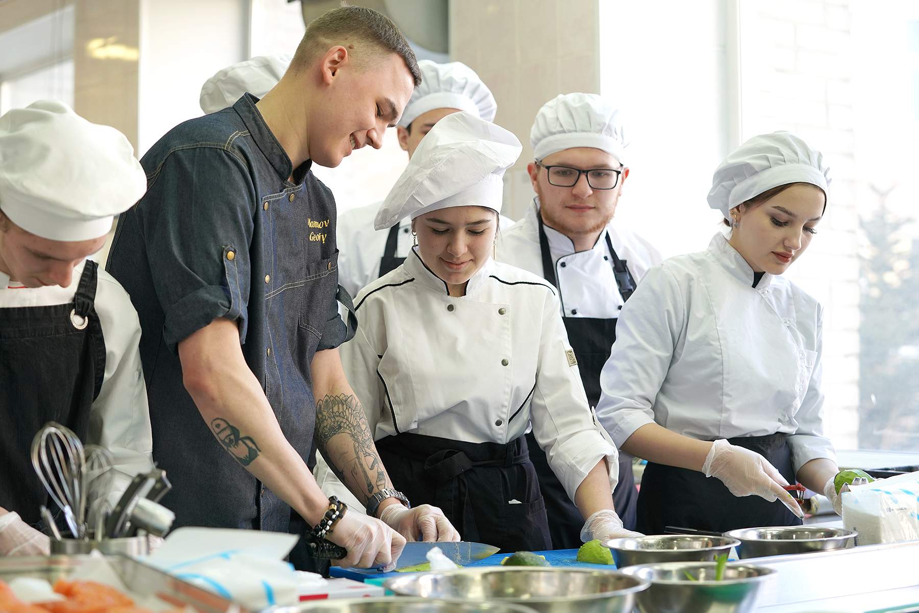 Японскому искусству кулинарии студентов ВВГУ обучают шеф-повара «Токио»