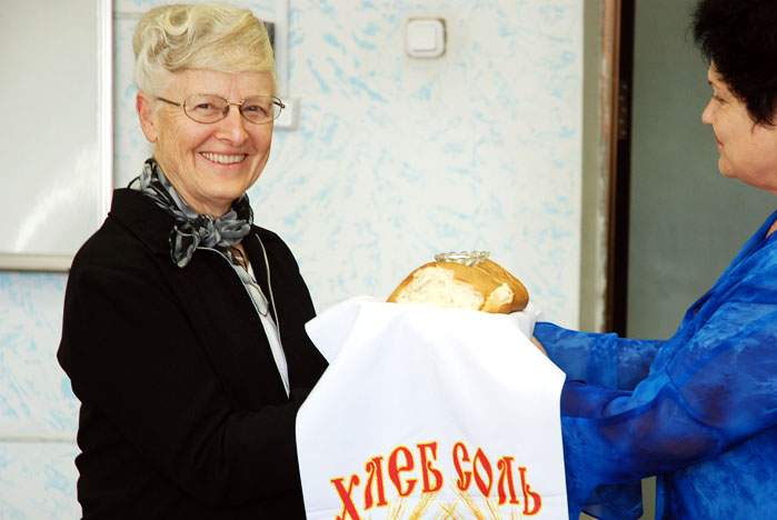 Хлеб-соль – только начало знакомства гостьи из США с русской кухней!