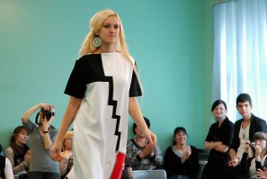 符拉迪沃斯托克国立经济与服务大学的服装设计师们演绎了秋季潮流趋势
