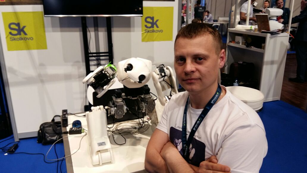 Выпускник и преподаватель ВГУЭС на выставке роботов Innorobo 2016 в Париже продемонстрировали свое детище – робота Адама Выпускник и преподаватель ВГУЭС на выставке роботов Innorobo 2016 в Париже продемонстрировали свое детище – робота Адама