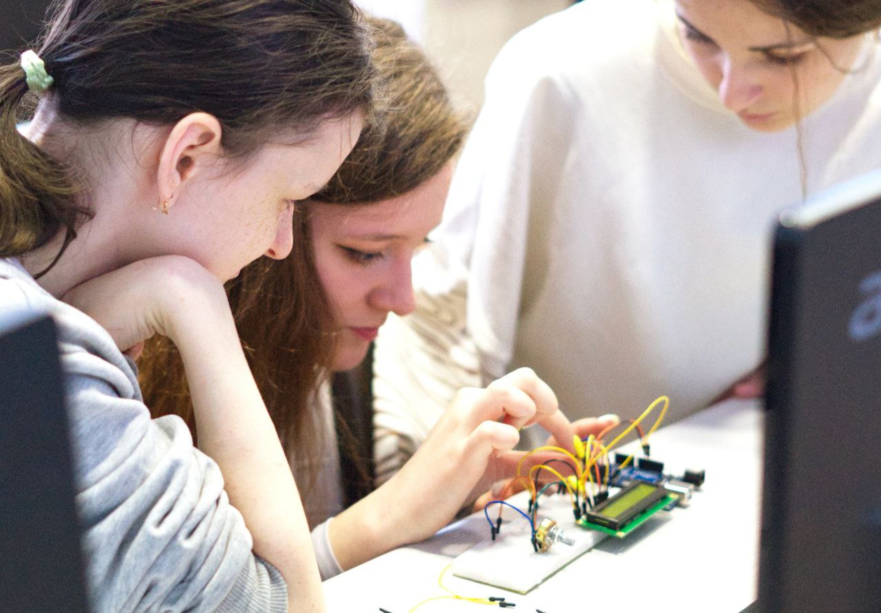 институт иностранных языков вгуэс. мгу поступление. клиенты учебного центра. старшеклассник за компьютером. интернет для подростков.